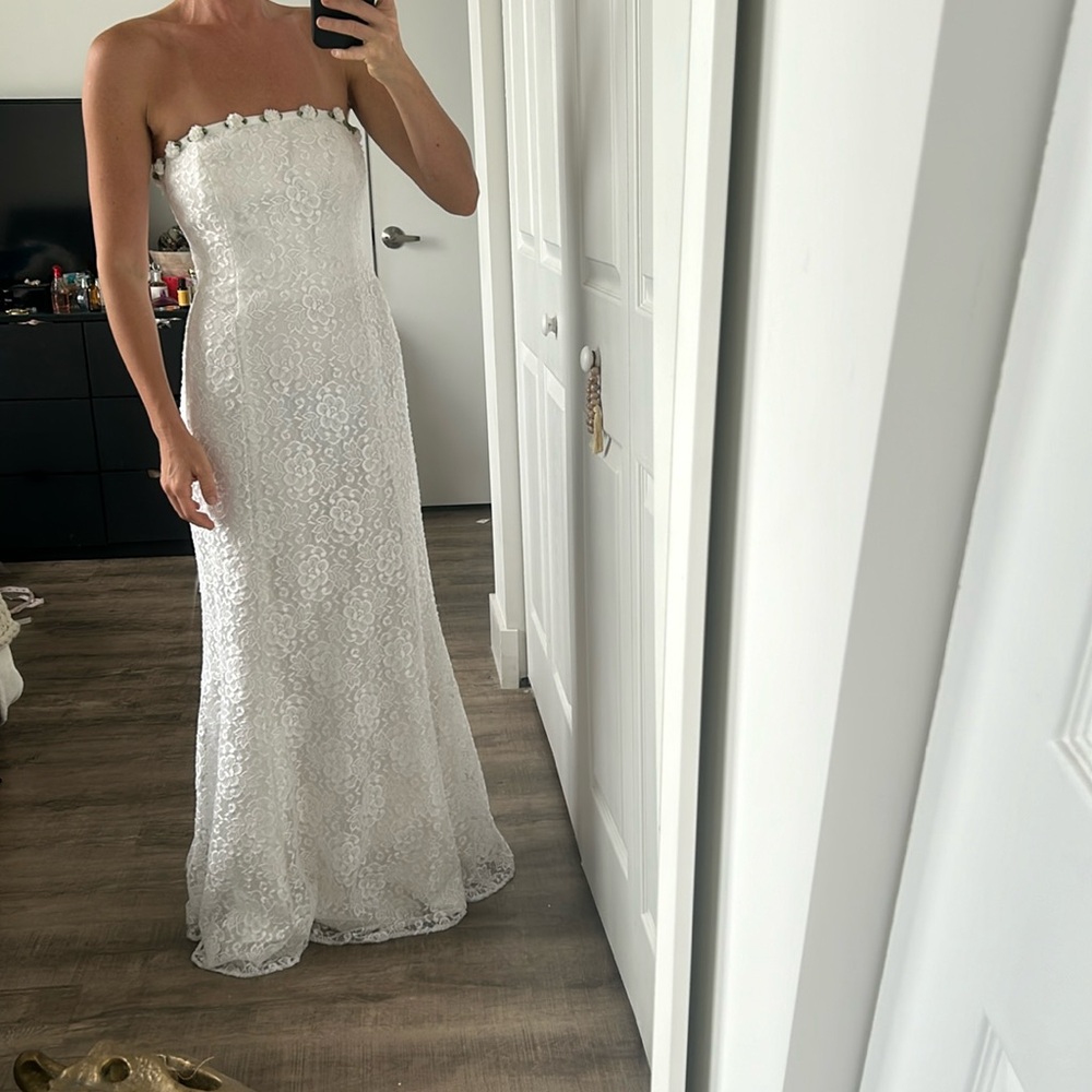 Bari Jay White Lace Wedding Dress
2 flowers missing and need to be cleaned.